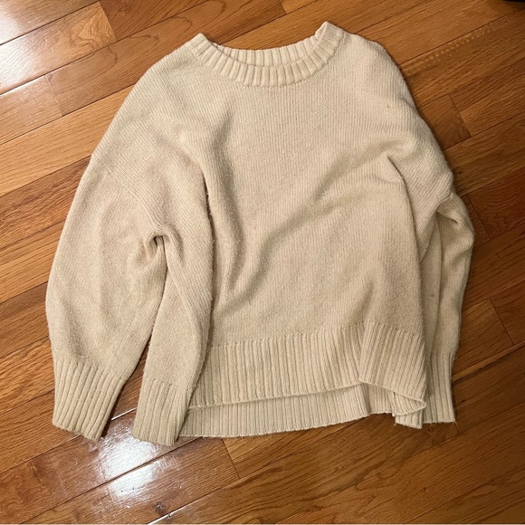 Rumored soft white pullover sweater. Oversized - Picture 1 of 4